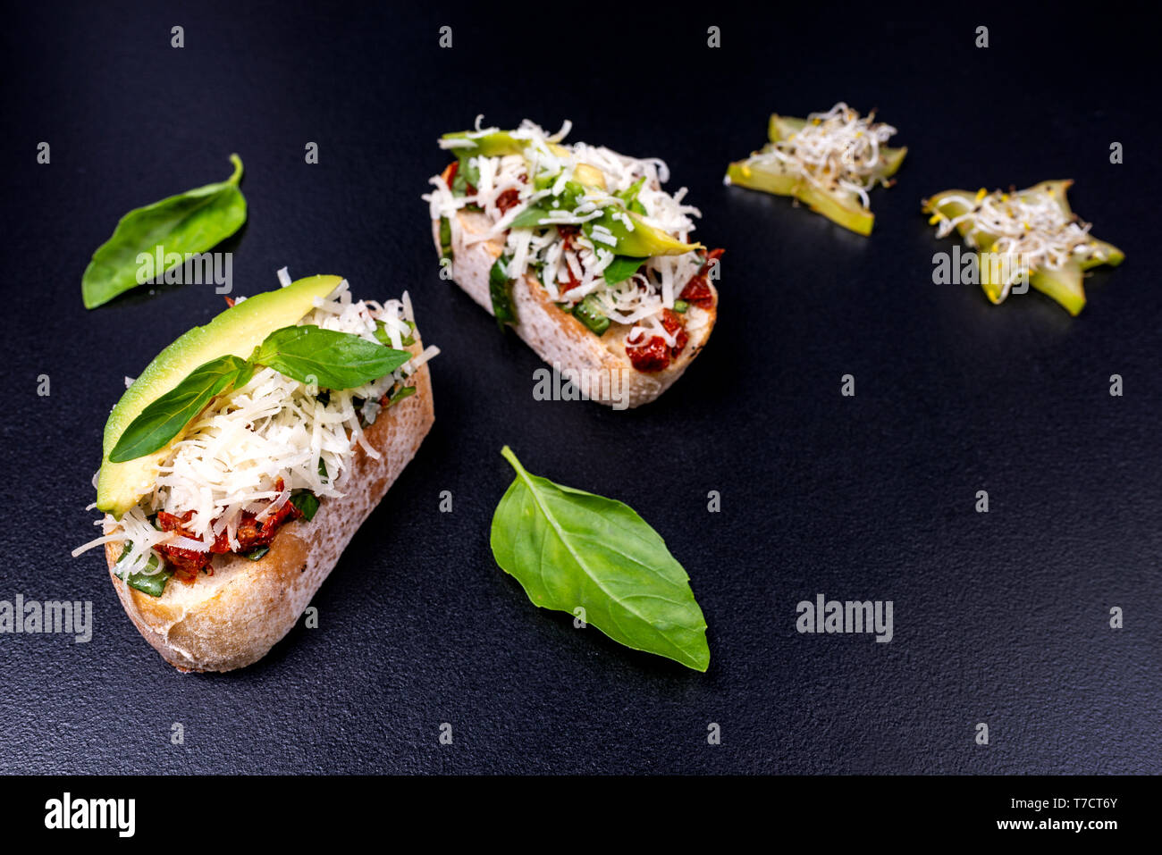 Stuzzicanti pomodoro antipasti italiani su sfondo nero. Il cibo italiano. Foto Stock