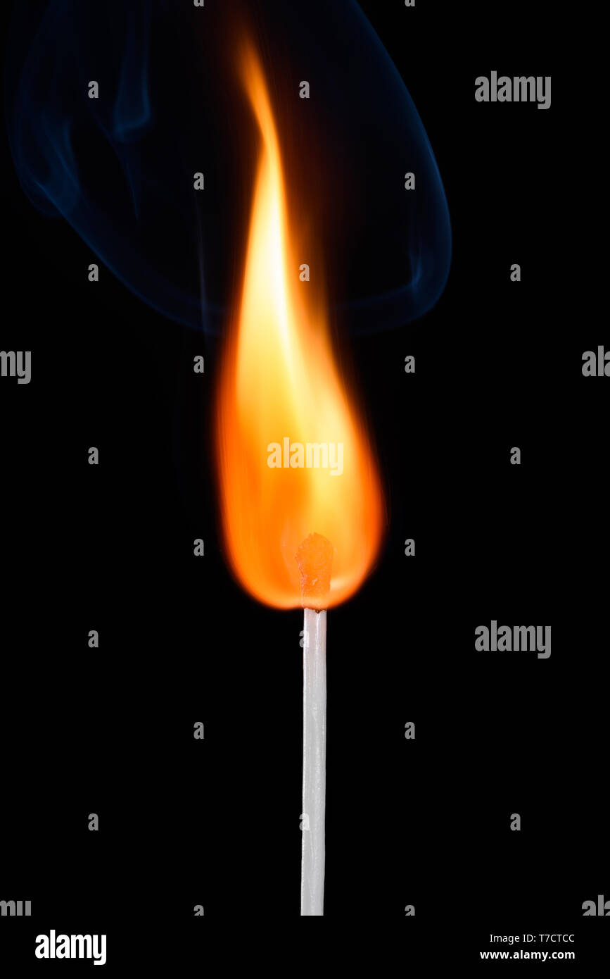 Luminose Fiammifero bruciato stick con il fuoco e il fumo isolati su sfondo nero Foto Stock
