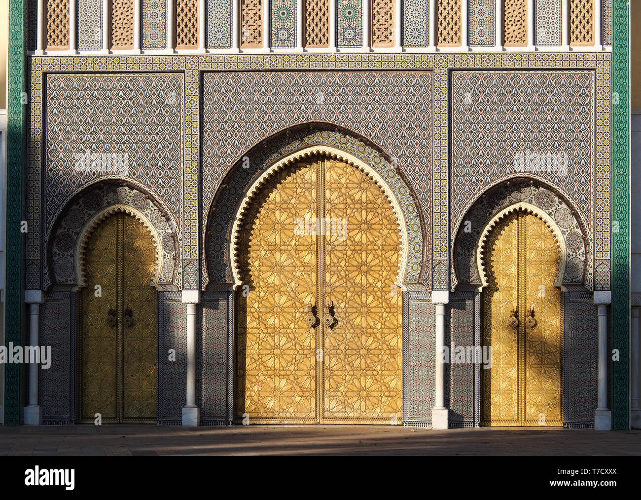 Palazzo Reale da Place des Alaouites con porte in ottone in Fes, Marocco Foto Stock