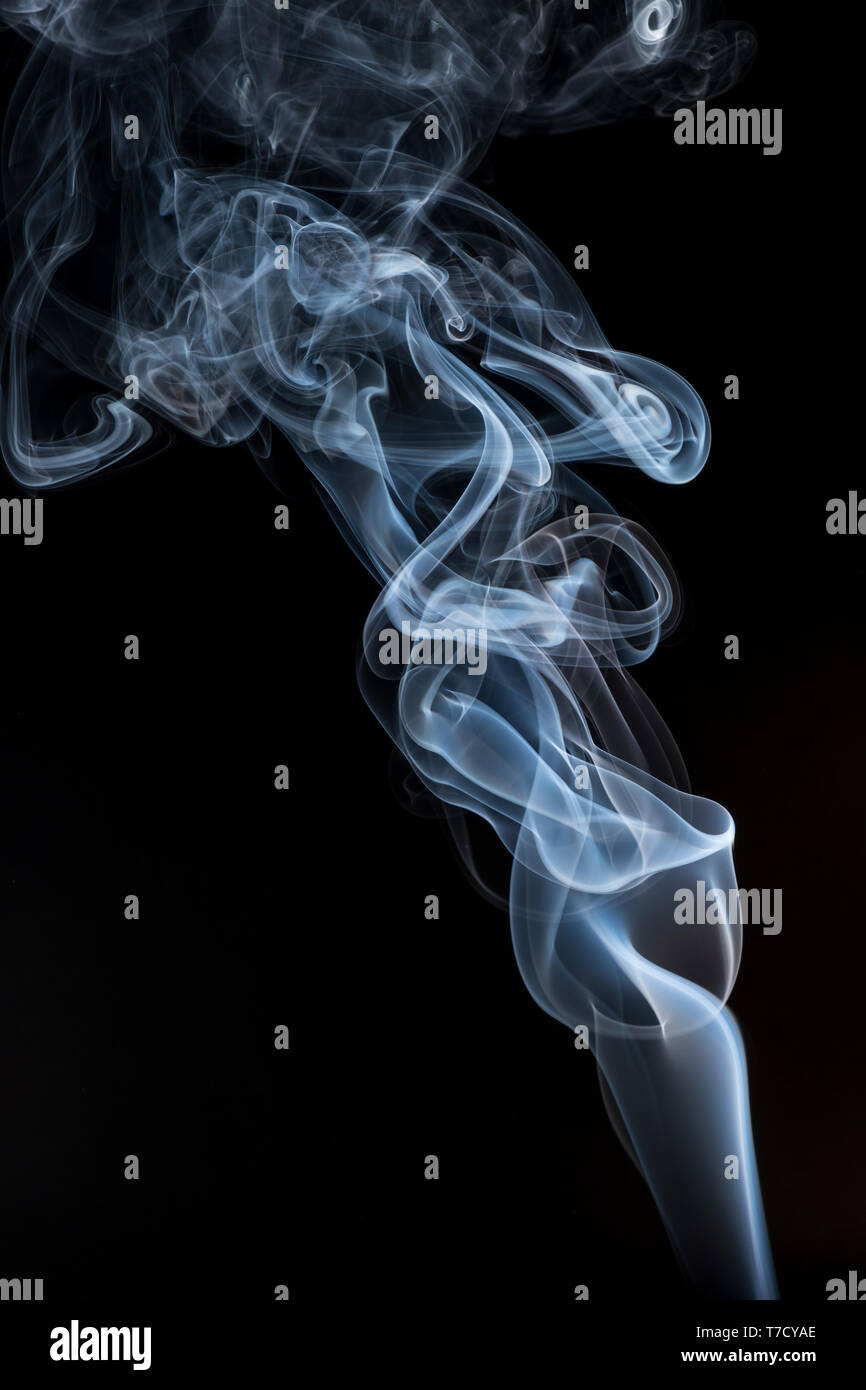 Emissione di fumo bianco fumo su sfondo nero . Foto Stock