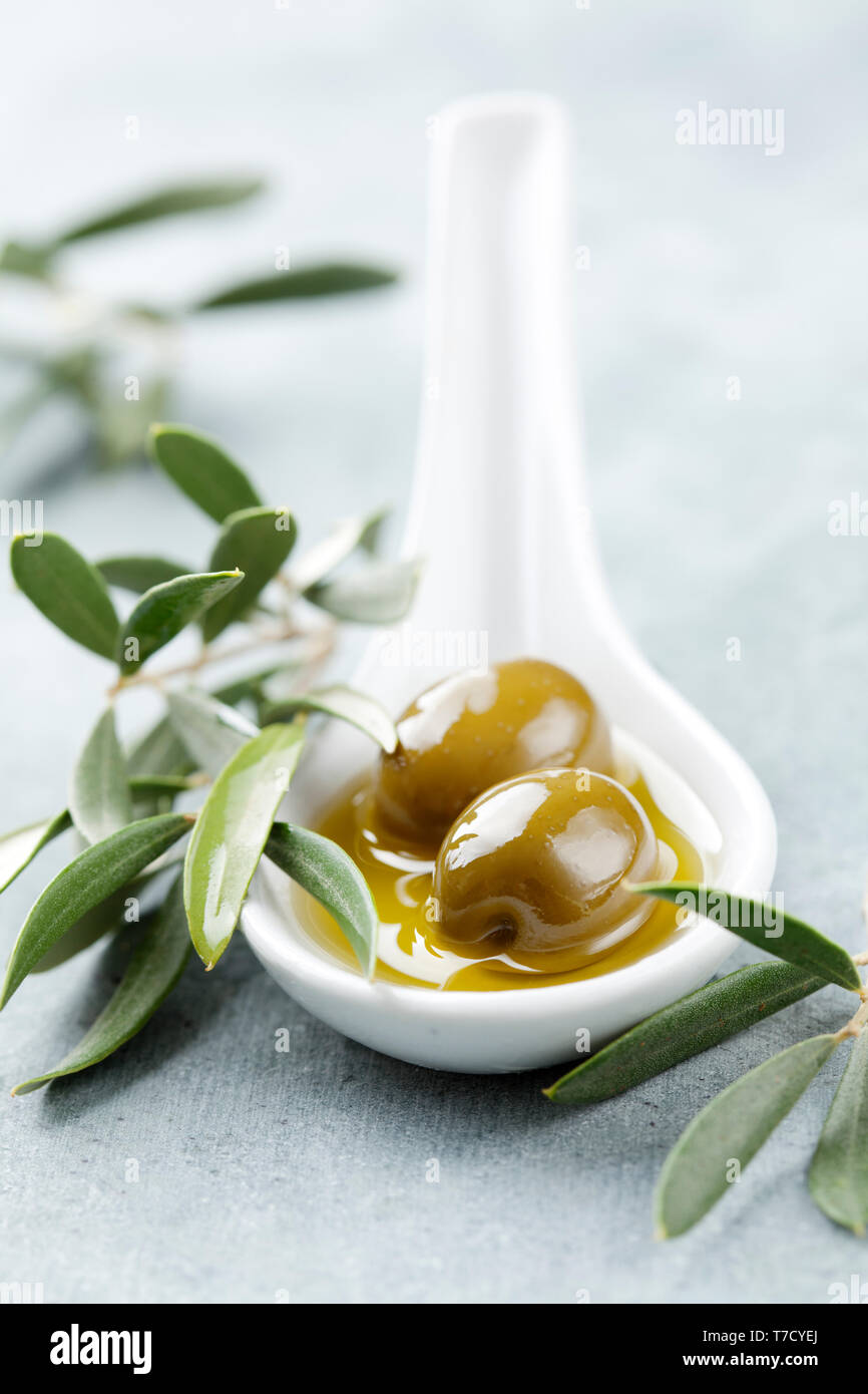 Olive verdi in olio Foto Stock