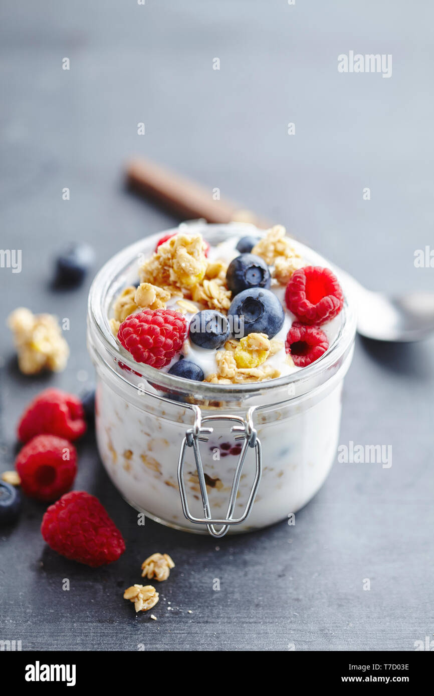 Yougurt con cereali e frutti di bosco Foto Stock