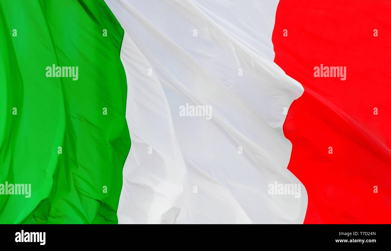 Tricolore (tre colori) Italiano bandiera nazionale che fluttua nel vento come sfondo Foto Stock