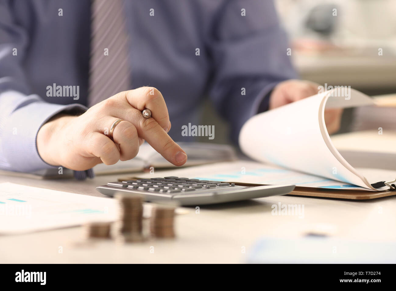 Imprenditore calcolare fondi Relazione fiscale Concept Foto Stock