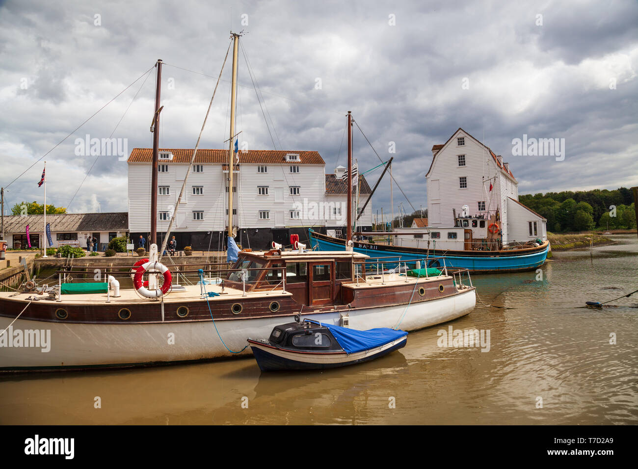 Vista la marea mulino sul fiume deben estuario a woodbridge nel Suffolk REGNO UNITO su un giorno coudy in primavera Foto Stock