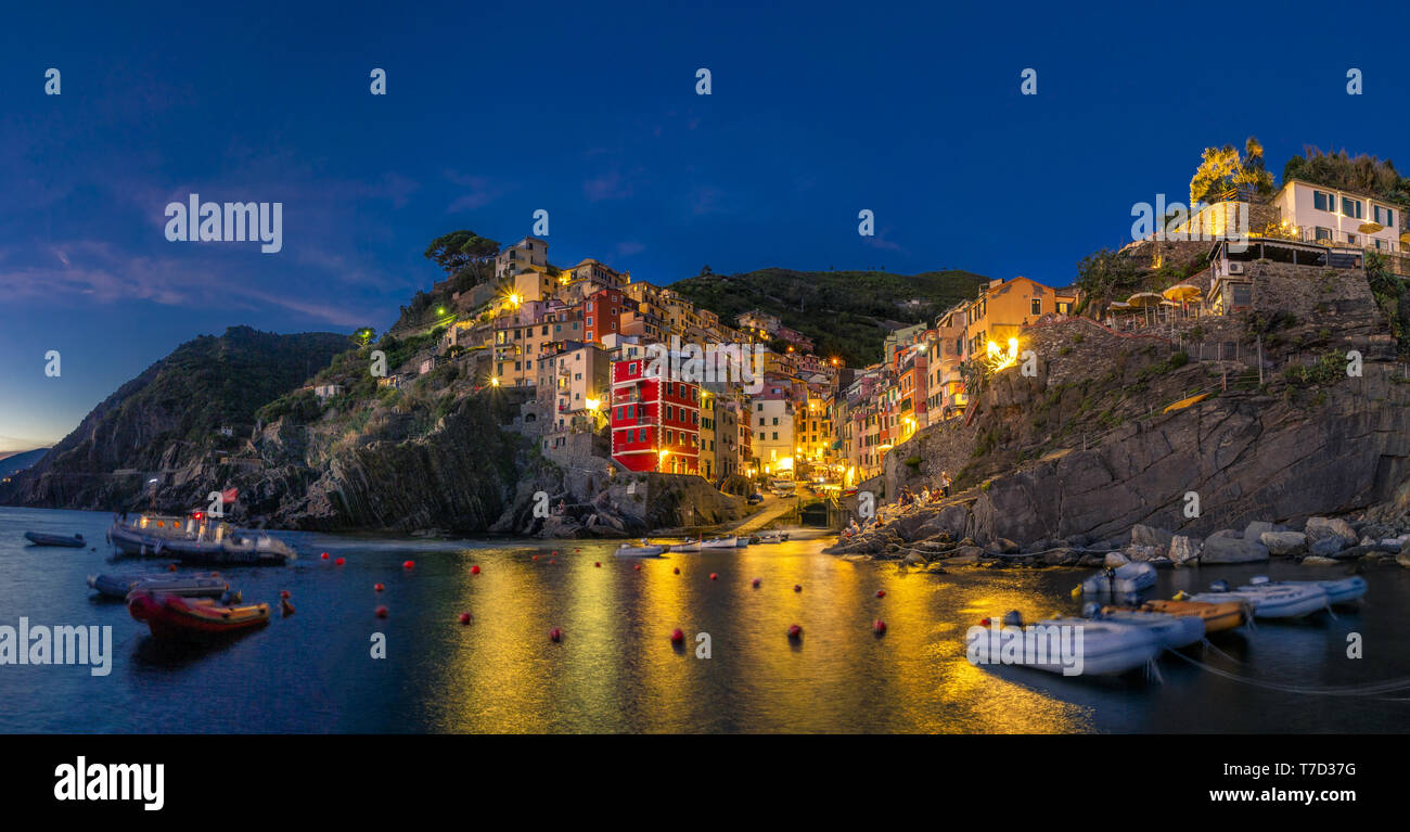 Riomaggiore di notte, Cinque Terre, Italia Foto Stock