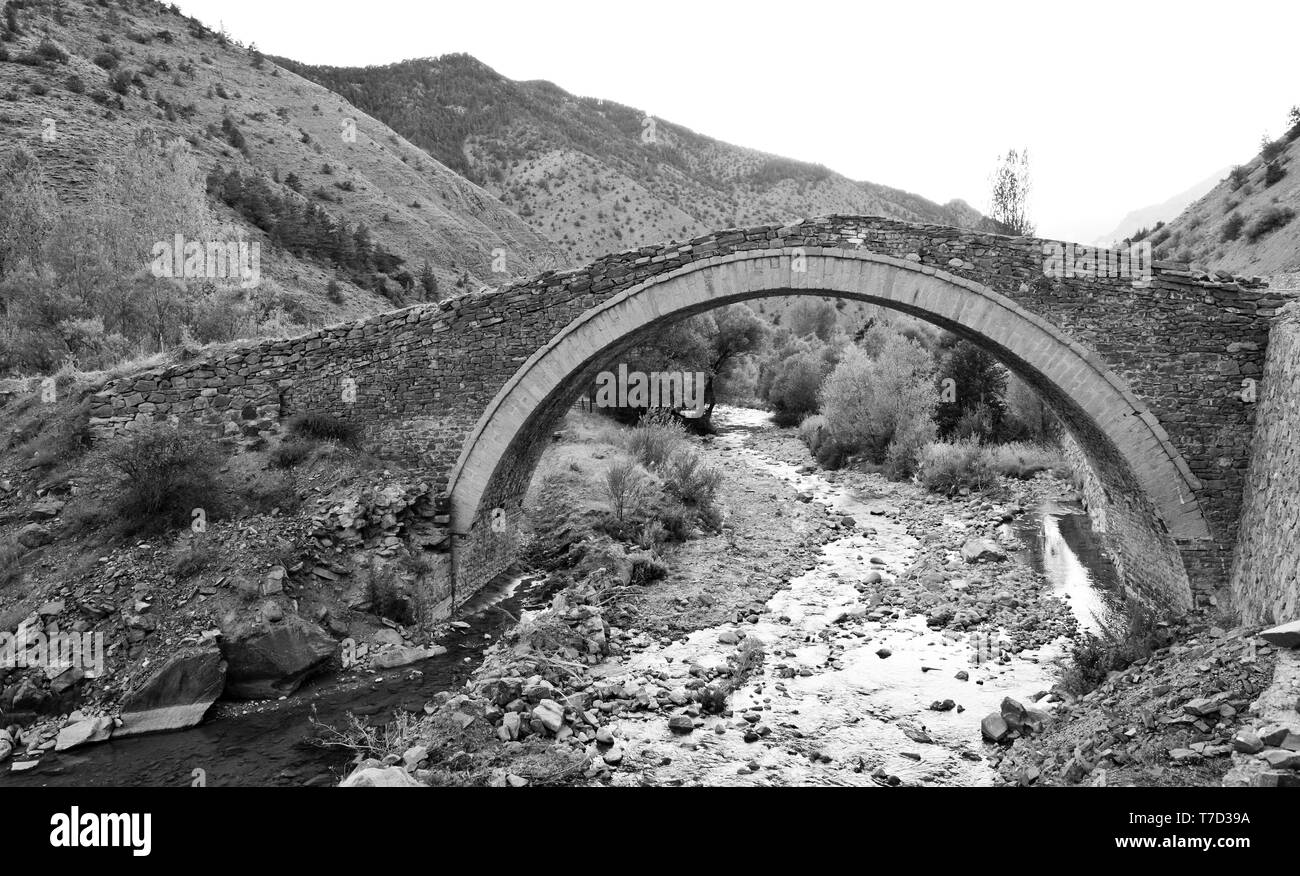 Un antico ponte in pietra costruito dagli Ottomani Foto Stock