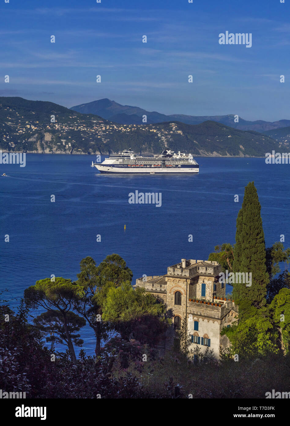 Nave da crociera e Castello Brown, Portofino, Italia Foto Stock