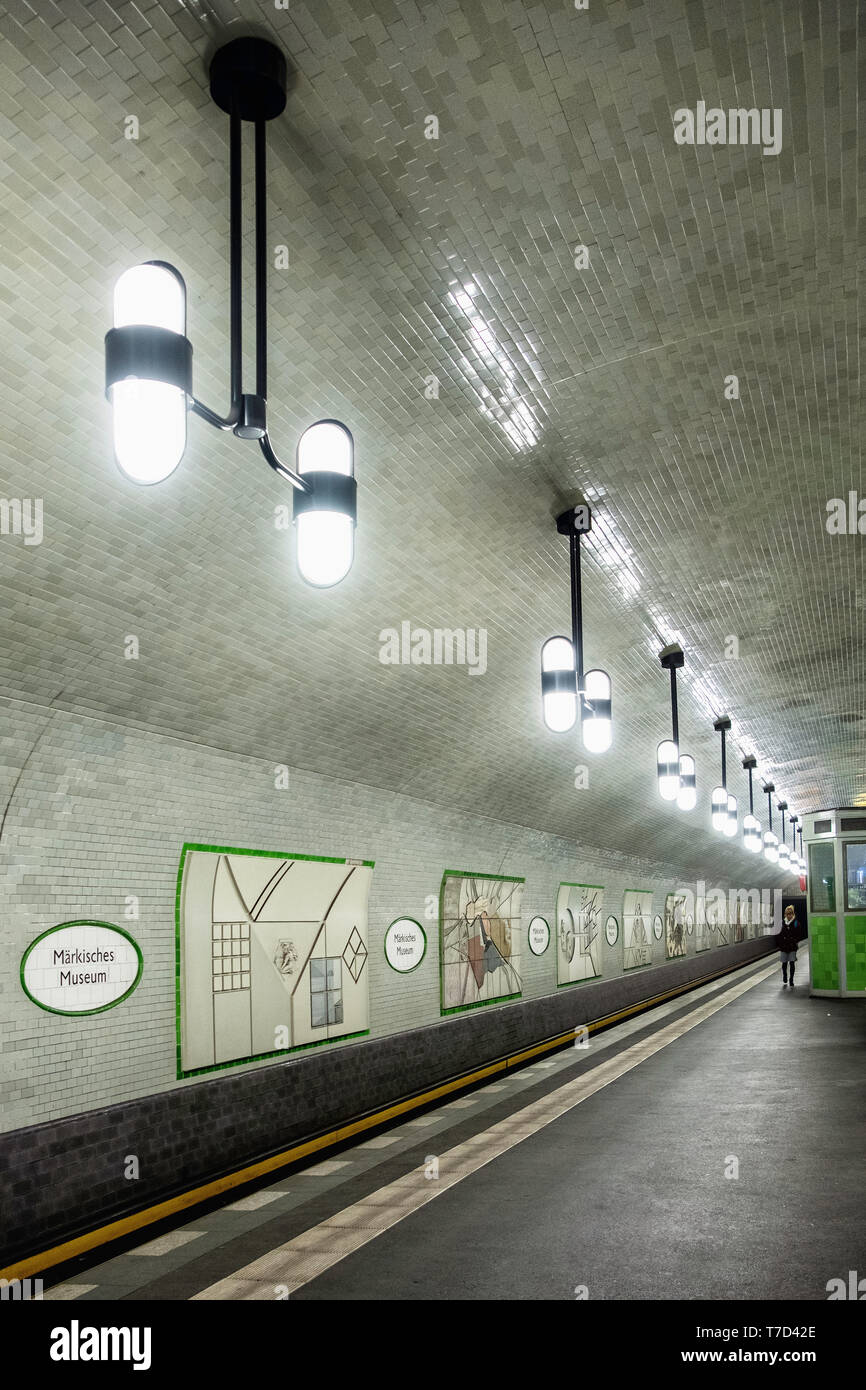 Märkisches Museum U-Bahn.Dalla stazione della metropolitana che servono la U 2 Linea In Mitte,Berlino. Interno della stazione e della piattaforma Foto Stock