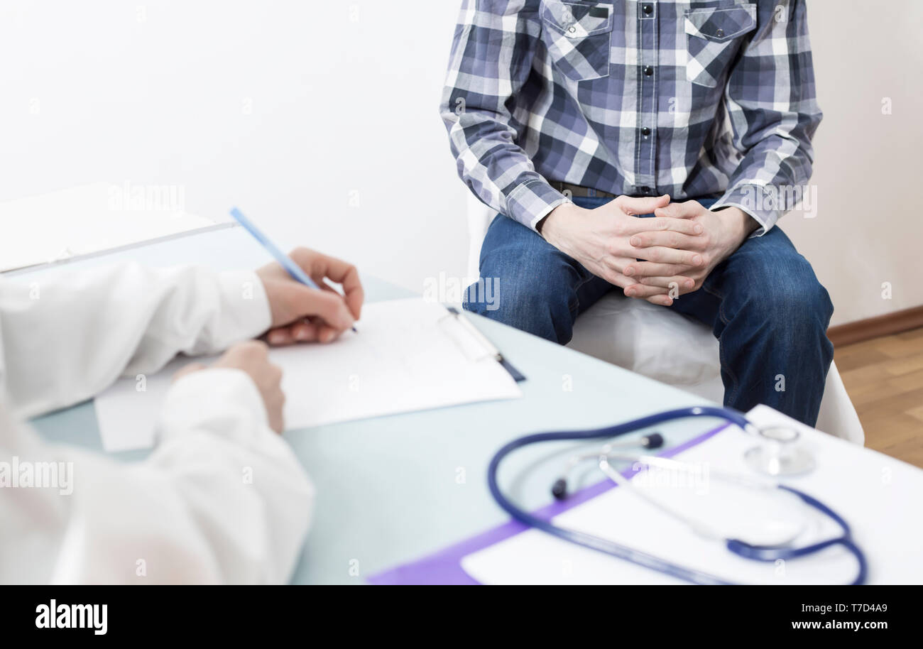 Un paziente maschio si consulta con un medico circa il cancro della prostata o qualche altra malattia. Foto Stock