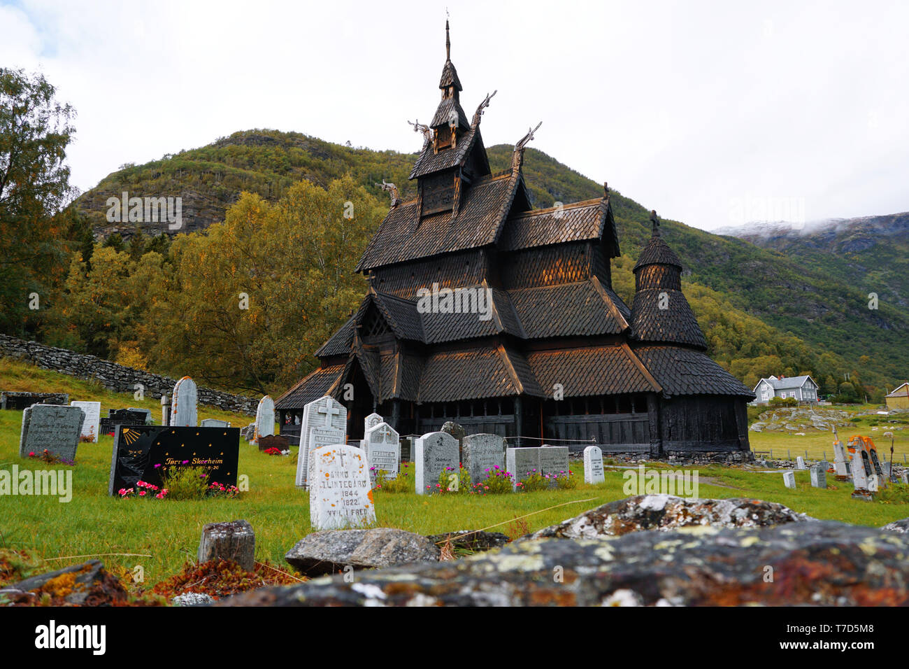 Borgund doga chiesa in legno nella parte occidentale della Norvegia in autunno Foto Stock