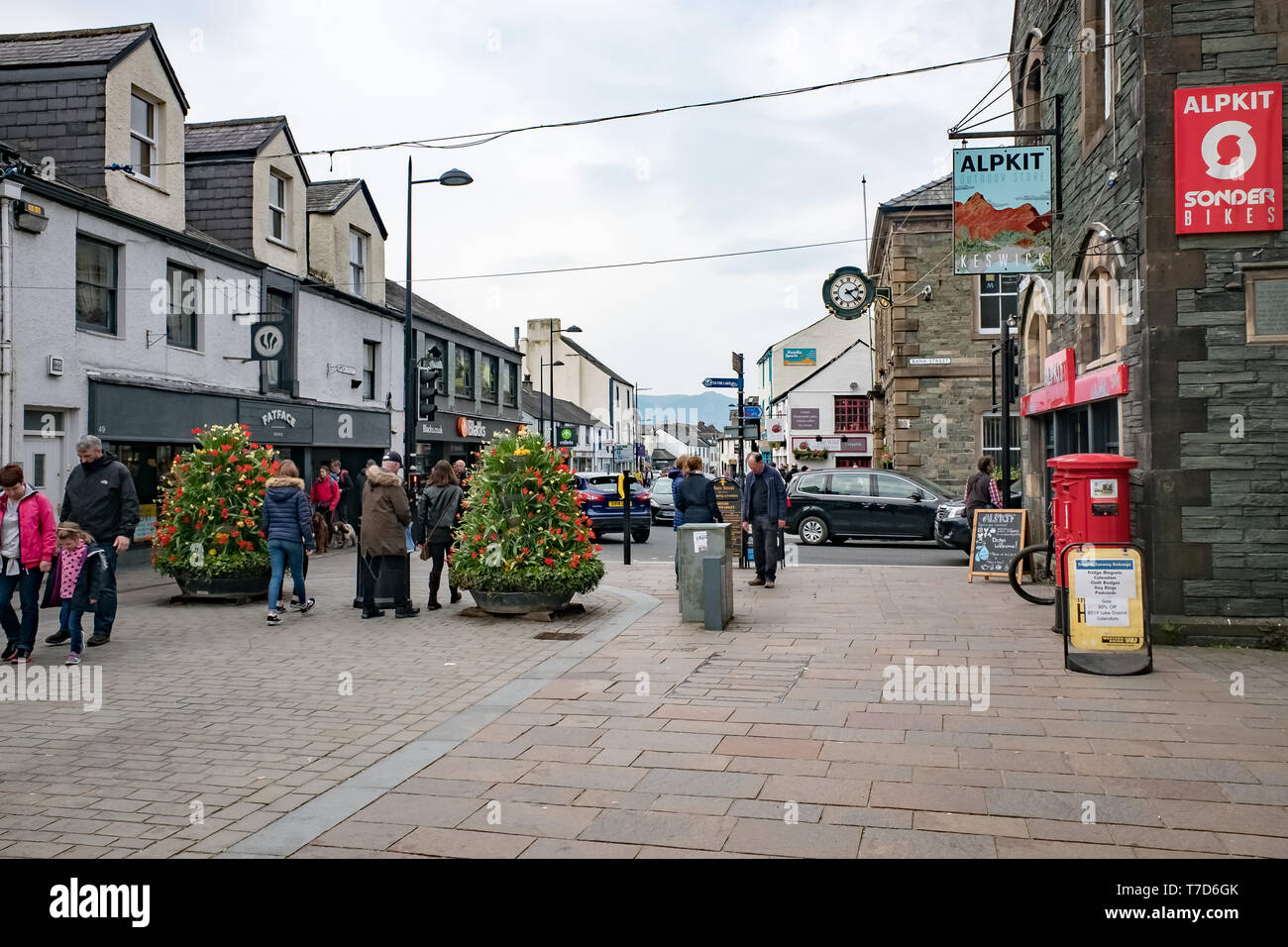 Keswick Cumbria Regno Unito 15 aprile 2019 i turisti e gli amanti dello shopping in Keswick centro città Foto Stock