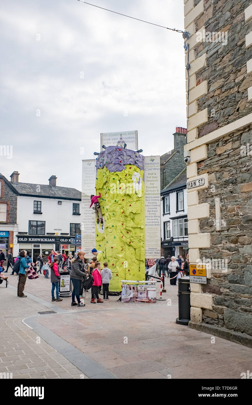 Keswick Cumbria Regno Unito 15 aprile 2019 i turisti e gli amanti dello shopping in Keswick centro città Foto Stock