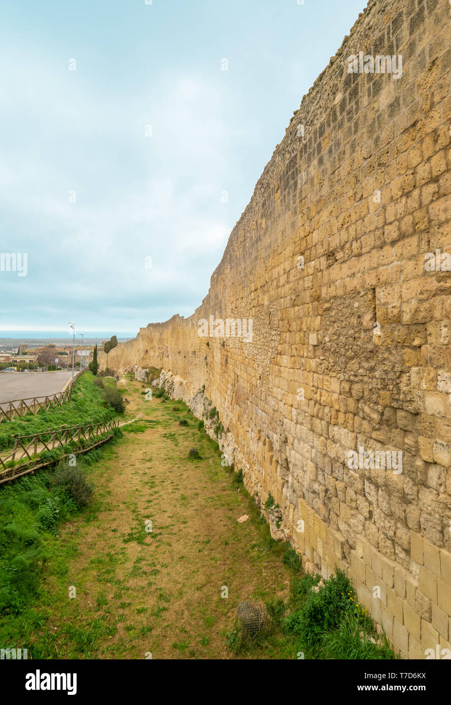 La città di Tarquinia (Italia) - Una splendida cittadina etrusca e medievale in provincia di Viterbo, Tuscia, regione Lazio. Si tratta di un'attrazione turistica per molte chiese Foto Stock