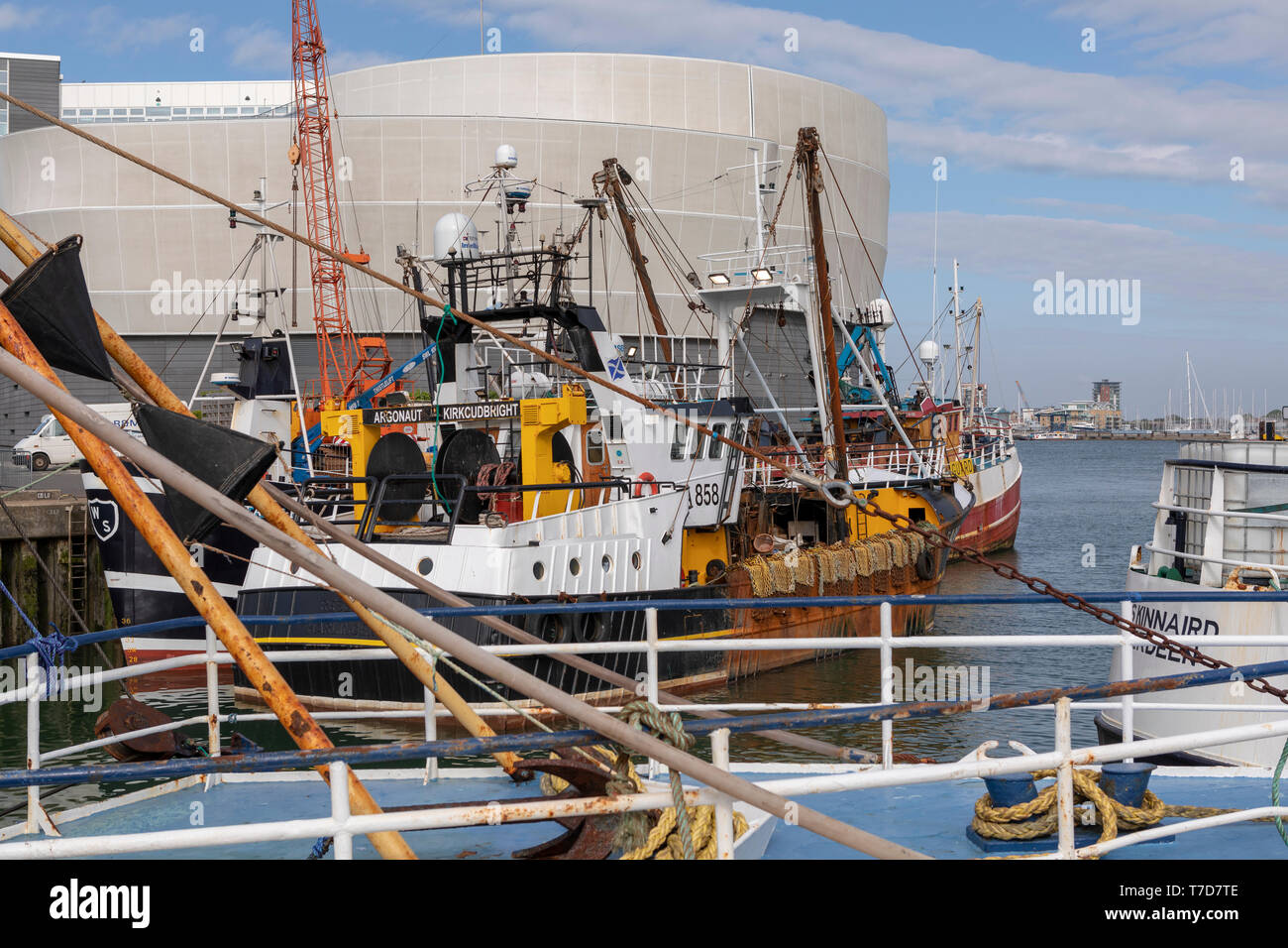 Pompeo della flotta di pesca su Spice Island. Un certo numero di ocean andando le navi per la pesca a strascico al fianco di campanatura Docks Portsmouth, Hampshire, Inghilterra. Foto Stock