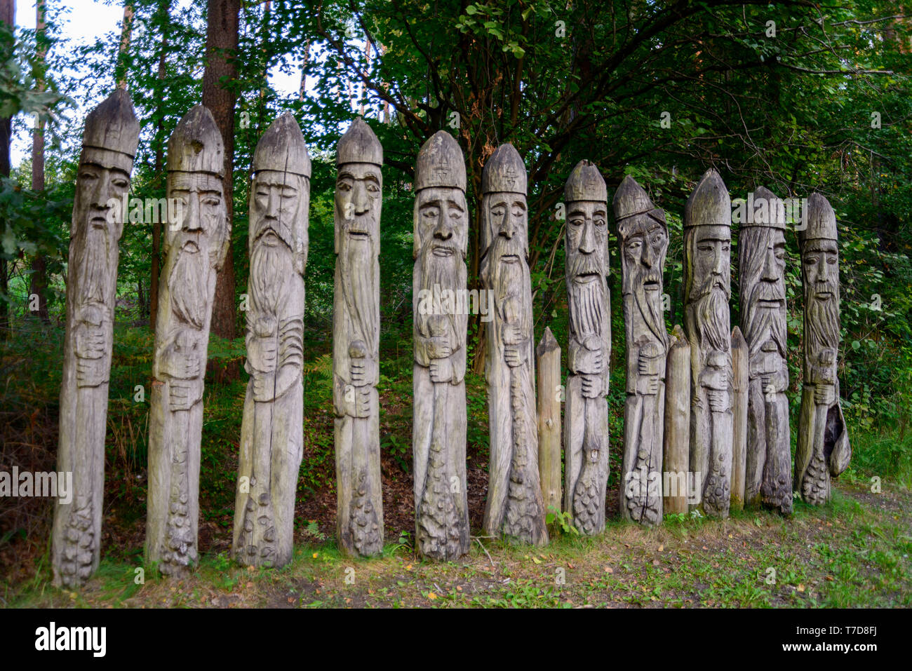 Figure in legno, Galindia, Lago Beldany, Iznota, Ruciane-Nida, Warmia Masuria - Polonia Foto Stock