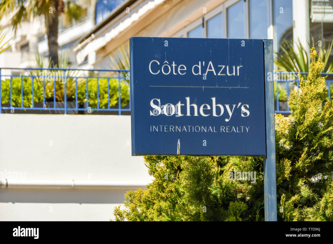 CANNES, Francia - Aprile 2019: Segno al di fuori degli uffici di Sotheby's agente immobiliare sul lungomare di Cannes. Foto Stock
