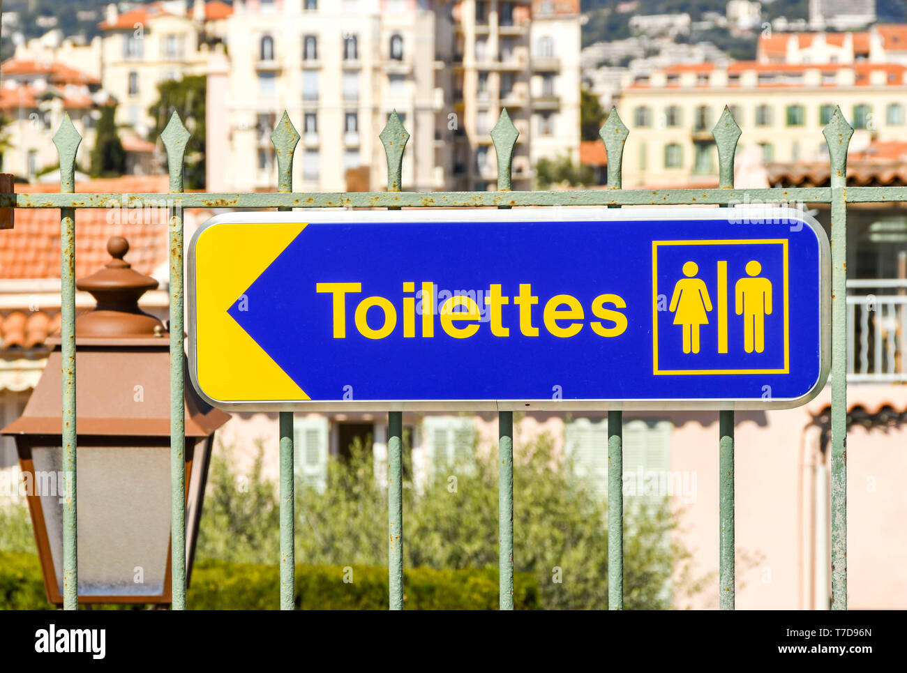 CANNES, Francia - Aprile 2019: segno indicante la direzione di sesso maschile e femminile bagni in Cannes. Foto Stock