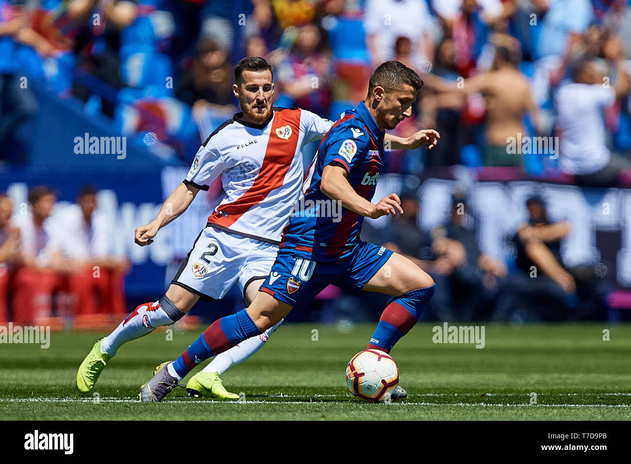 VALENCIA, Spagna - 04 Maggio: Enis Bardhi (R) del Levante UD compete per la sfera con Tito del Rayo Vallecano de Madrid durante la Liga match tra Levante UD e Rayo Vallecano de Madrid al Ciutat de Valencia il 4 maggio 2019 a Valencia, in Spagna. (Foto di David Aliaga/MB Media) Foto Stock