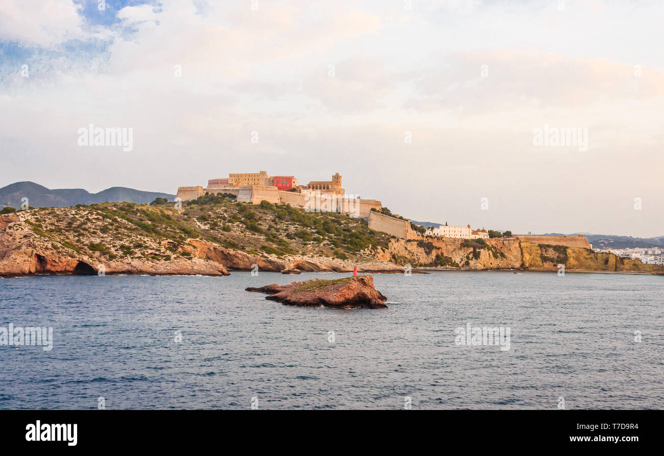 Il baluardo di Santa Lucia è una cinta fortificata involucro che circonda la città medievale di Ibiza dichiarata monumento nazionale Foto Stock