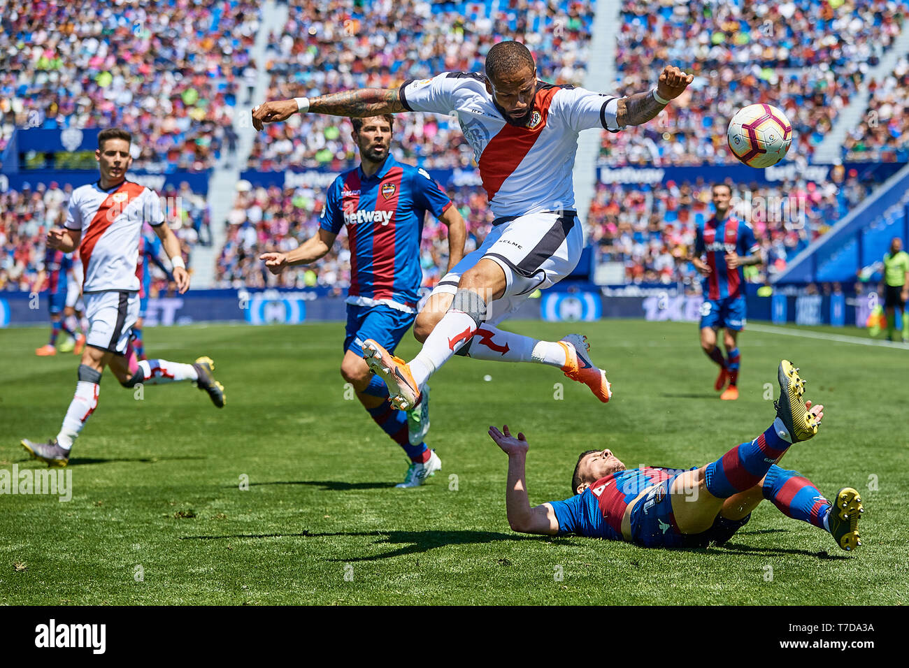 VALENCIA, Spagna - 04 Maggio: Enis Bardhi (R) del Levante UD compete per la sfera con Mario Suarez del Rayo Vallecano de Madrid durante la Liga match tra Levante UD e Rayo Vallecano de Madrid al Ciutat de Valencia il 4 maggio 2019 a Valencia, in Spagna. (Foto di David Aliaga/MB Media) Foto Stock