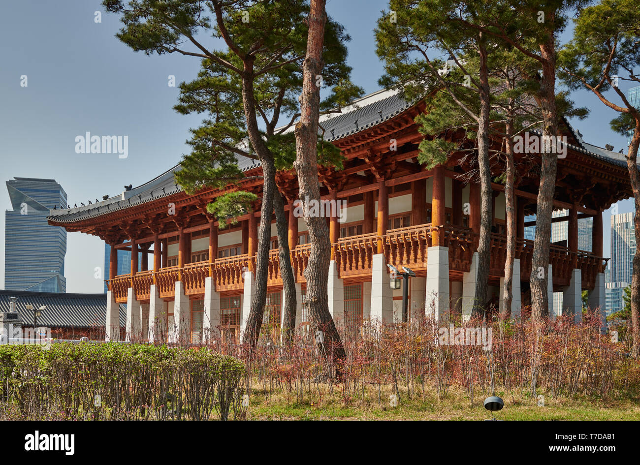 Tradizionale stile Coreano architettura al Central Park di Songdo International Business District, Incheon City, Corea del Sud Foto Stock