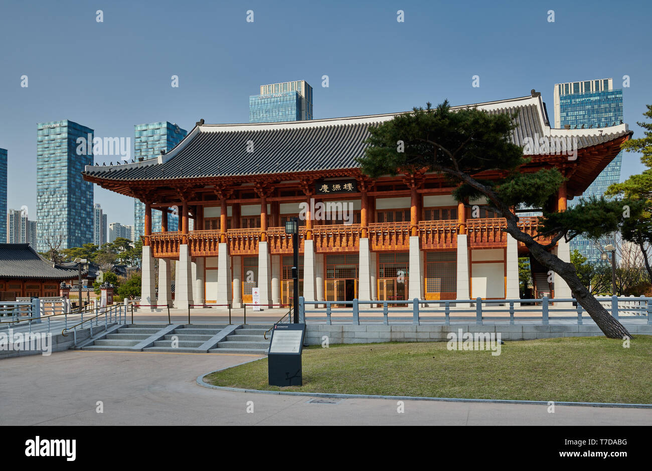 Tradizionale stile Coreano architettura al Central Park di Songdo International Business District, Incheon City, Corea del Sud Foto Stock