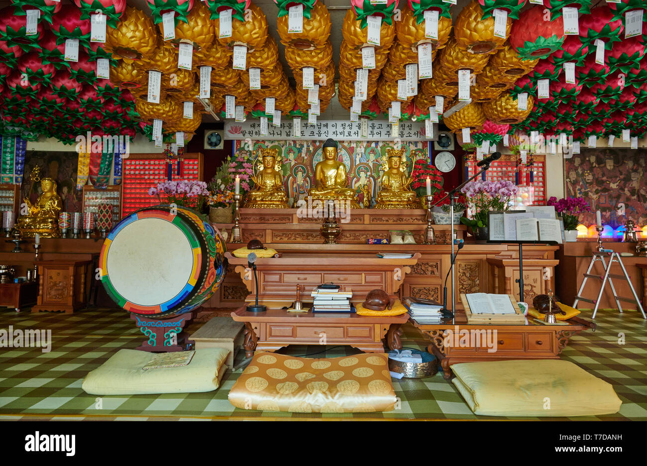 Interior shot del tempio Baekunsa o 'nuvola bianca tempio' su Yeonjondo Isola, Incheon, Corea del Sud Foto Stock