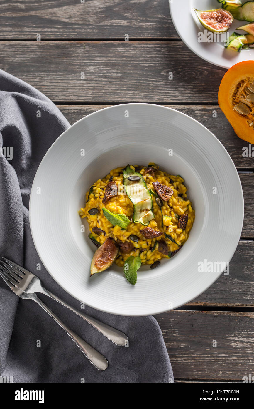 Risotto alla zucca zucchine fichi e min foglie. italiano o cucina mediterranea Foto Stock