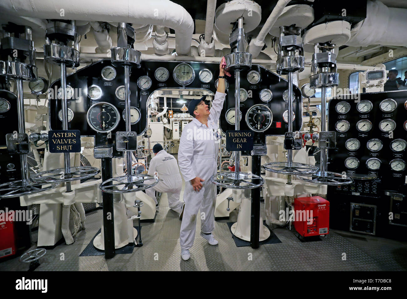 Ex membri di equipaggio (da sinistra a destra) Andy Tutchings e Keith Thomas del Royal Yacht Britannia raccogliere sulla nave per aiutare con la manutenzione delle navi a Edimburgo, Scozia. Il Royal Yacht Britannia è servita la regina e il paese per oltre 40 anni, ed è stato chiamato uno della Scozia le migliori attrazioni per i visitatori. Foto Stock