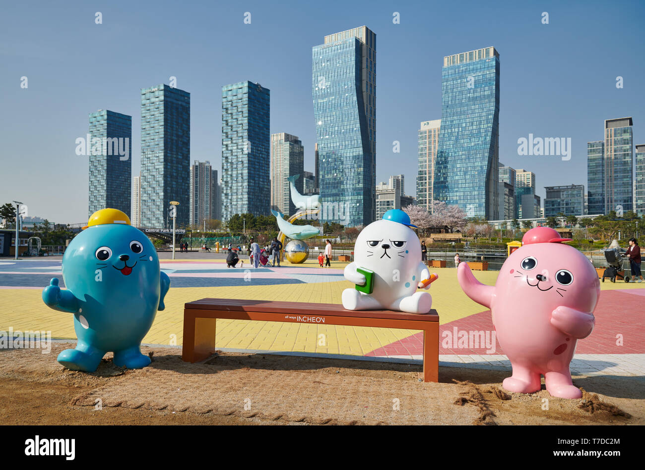 Oversized colorato figure giocattolo in Central Park in Songdo International Business District con grattacielo nel retro, Incheon City, Corea del Sud Foto Stock