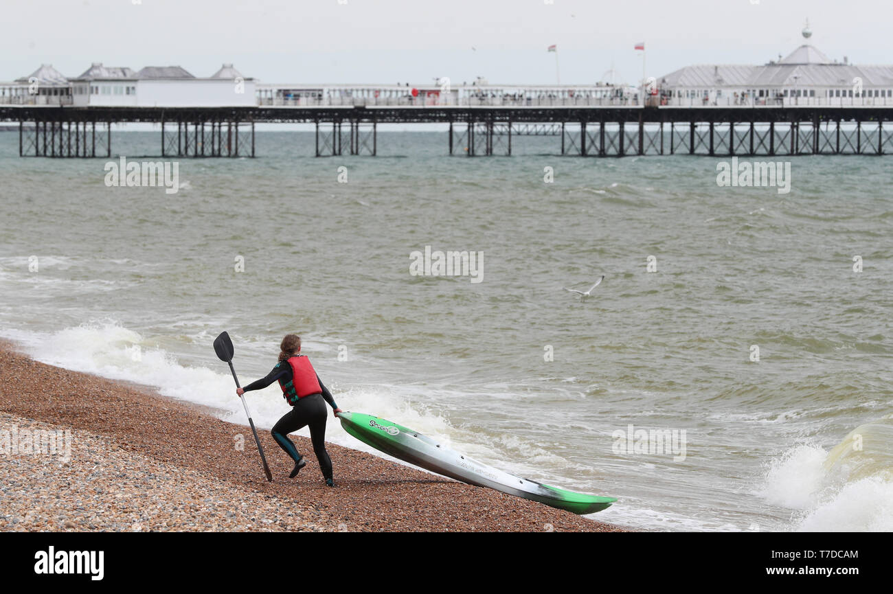 Un kayaker tira la loro uscita in kayak di mare sulla spiaggia di Brighton su le vacanze di maggio. Foto Stock