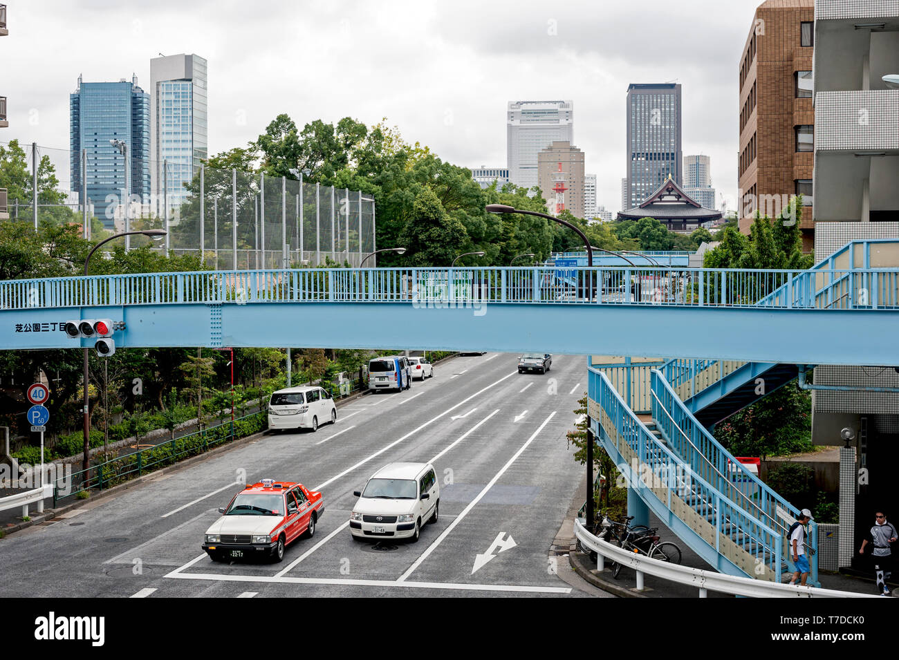 Circolare interna Road, C!, (Shuto Expressway) , Tokyo, Giappone con passerella in primo piano. Foto Stock