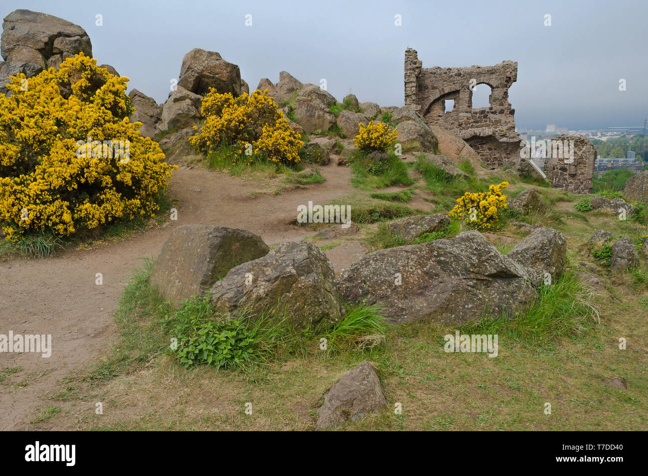 Sant'Antonio le rovine della cappella a Holyrood Park con vista panoramica su Edimburgo, Scozia dietro. Foto Stock