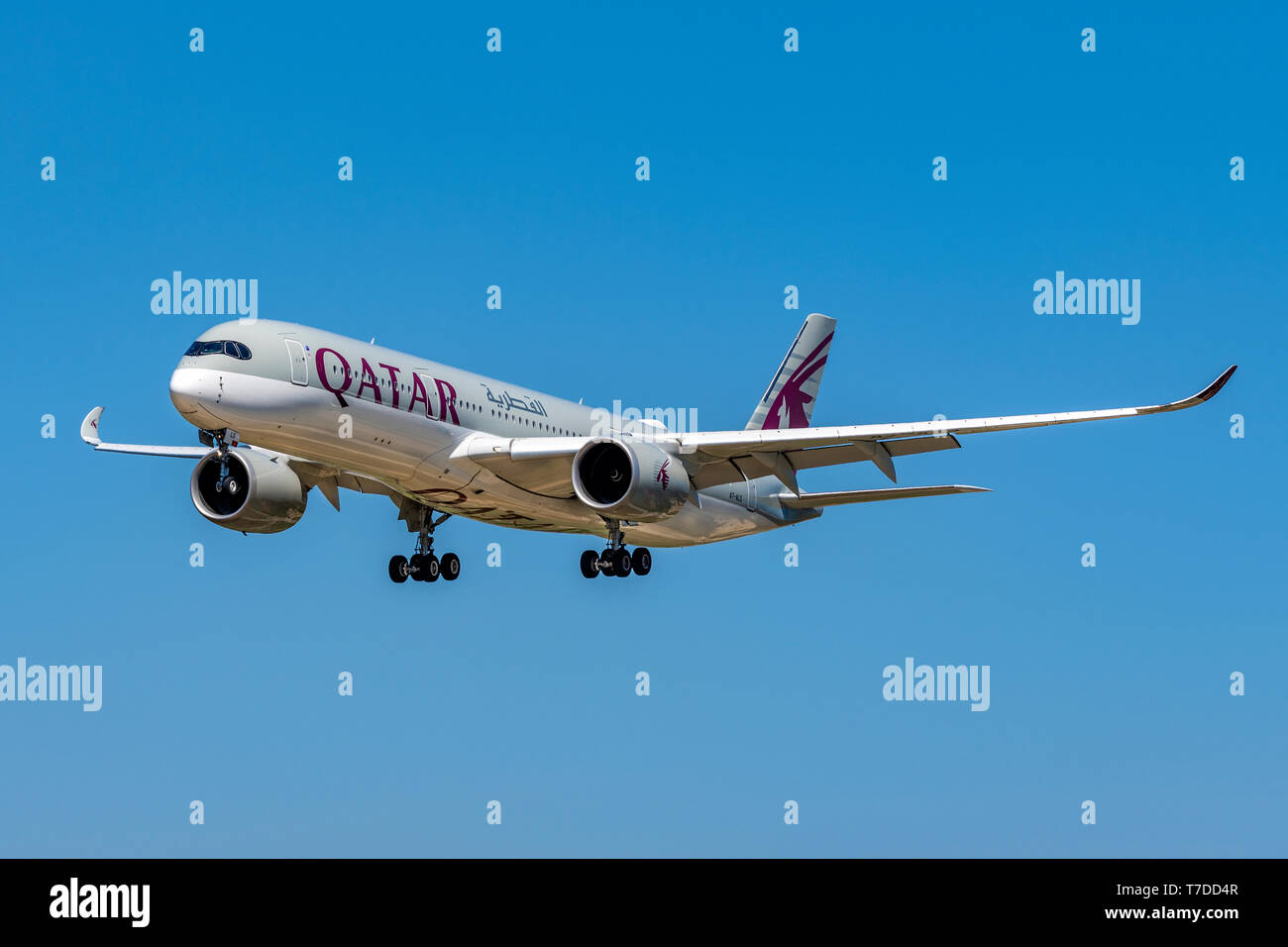 Il Qatar Airbus A350-900 sulla rotta di avvicinamento all'aeroporto El Prat di Barcellona, Barcellona, in Catalogna, Spagna Foto Stock