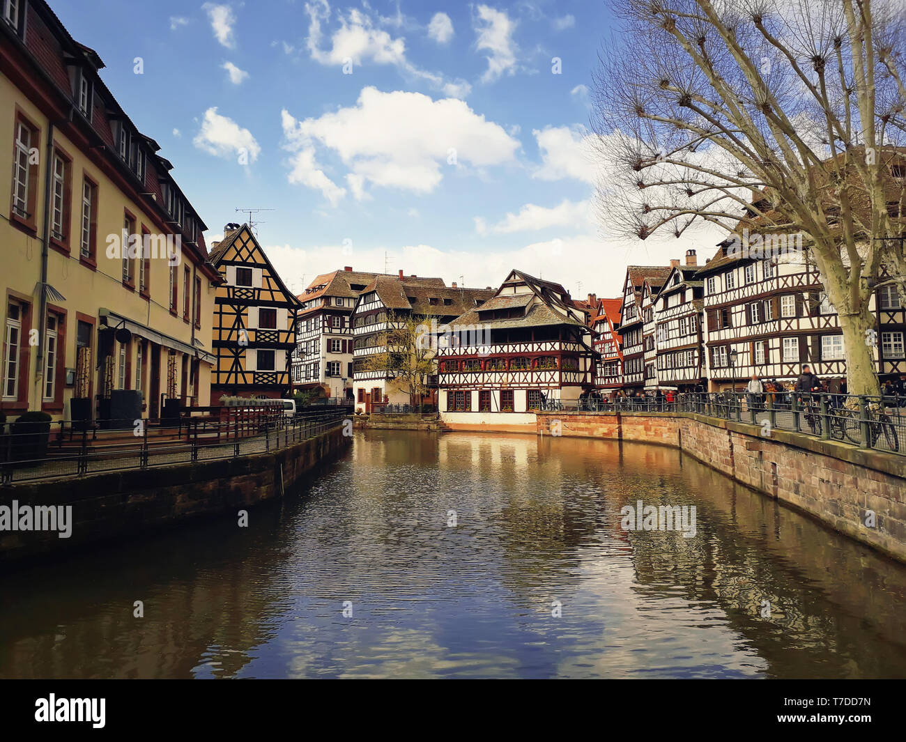Colorata romantica città di Strasburgo, in Francia, in Alsazia. Tradizionali case con travi di legno vicino al fiume. Casa medievale facciata, città storica. Bella idilliaco Foto Stock