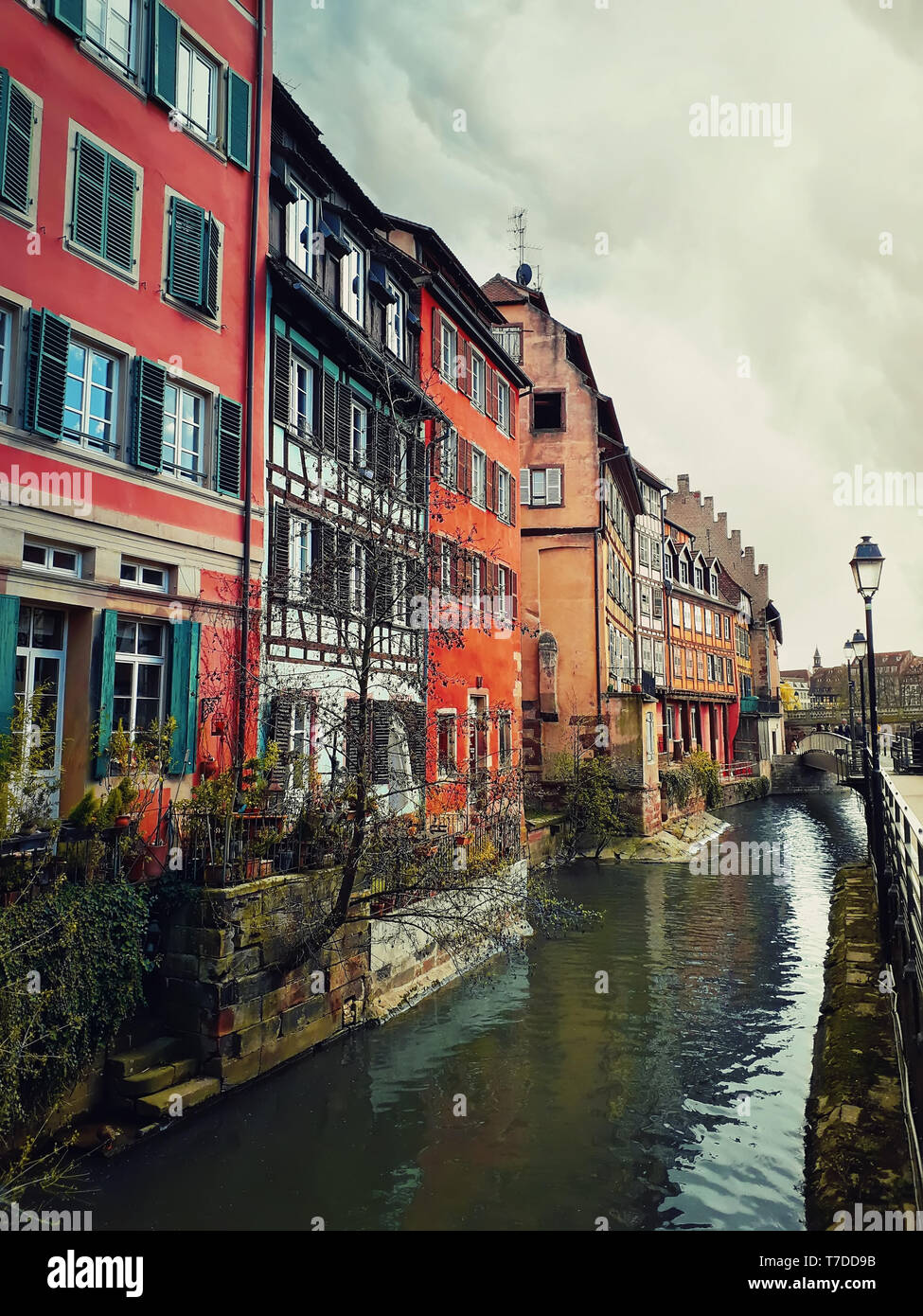 Colorata romantica città di Strasburgo, in Francia, in Alsazia. Case tradizionali vicino al fiume. Casa medievale facciata, città storica. Bella architetto idilliaco Foto Stock