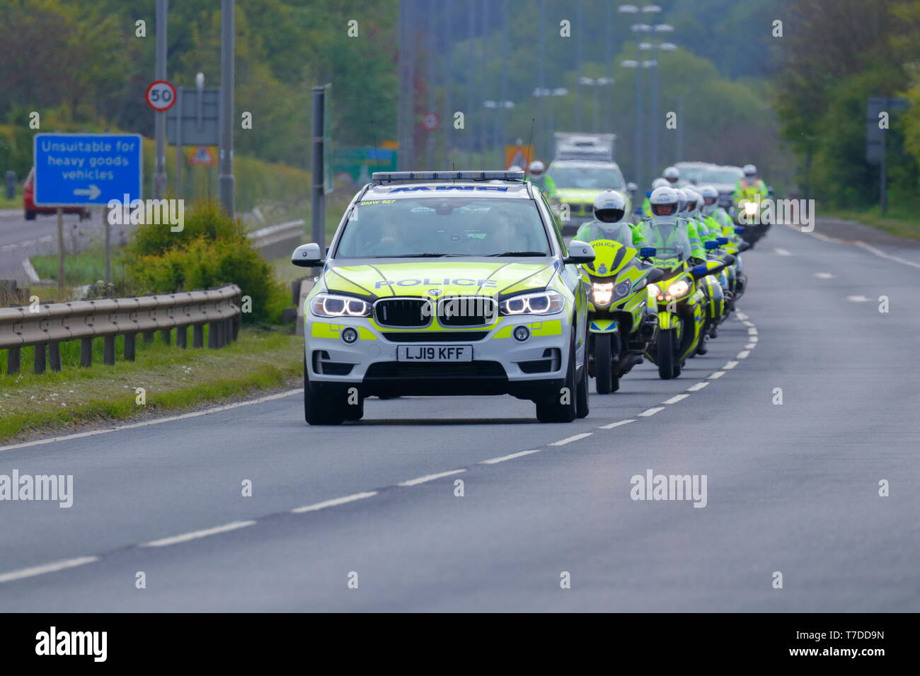 Convoglio di polizia che viaggiano attraverso Swillington comuni a escort Tour de Yorkshire 2019 Foto Stock