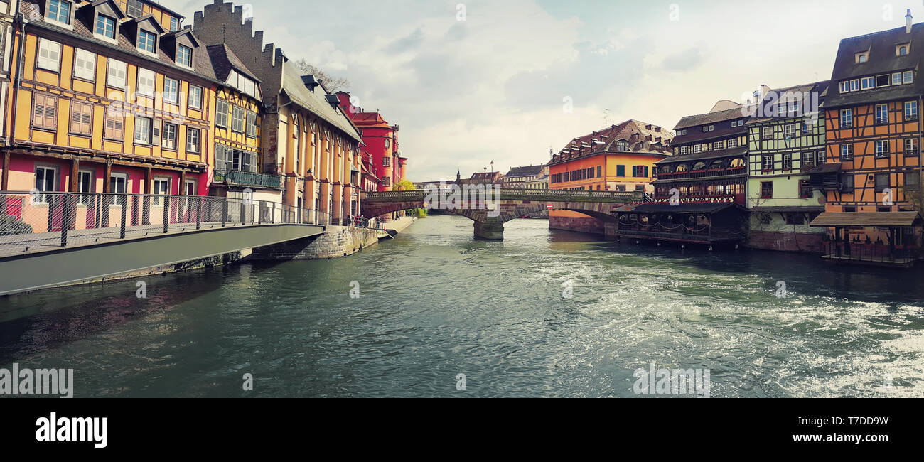 Un fantastico panorama di coloratissimi romantica città di Strasburgo, in Francia, in Alsazia. Case tradizionali su entrambi i lati del fiume e un vecchio ponte che attraversa th Foto Stock