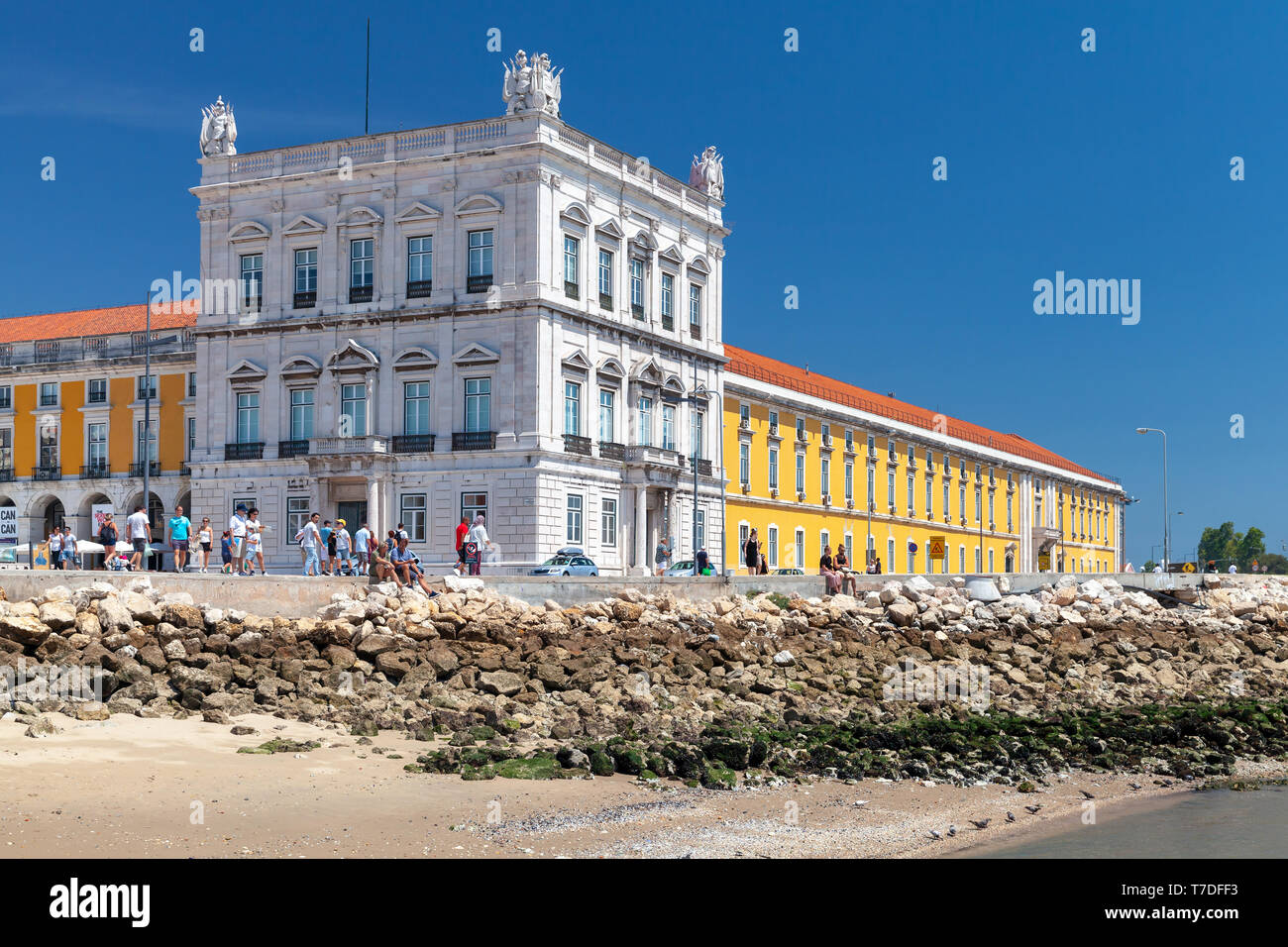 Lisbona, Portogallo - Agosto 12, 2017: Cityscape di Lisbona, le persone normali sono sul mare parte di Praca do Comercio o Terreiro do Paco Foto Stock