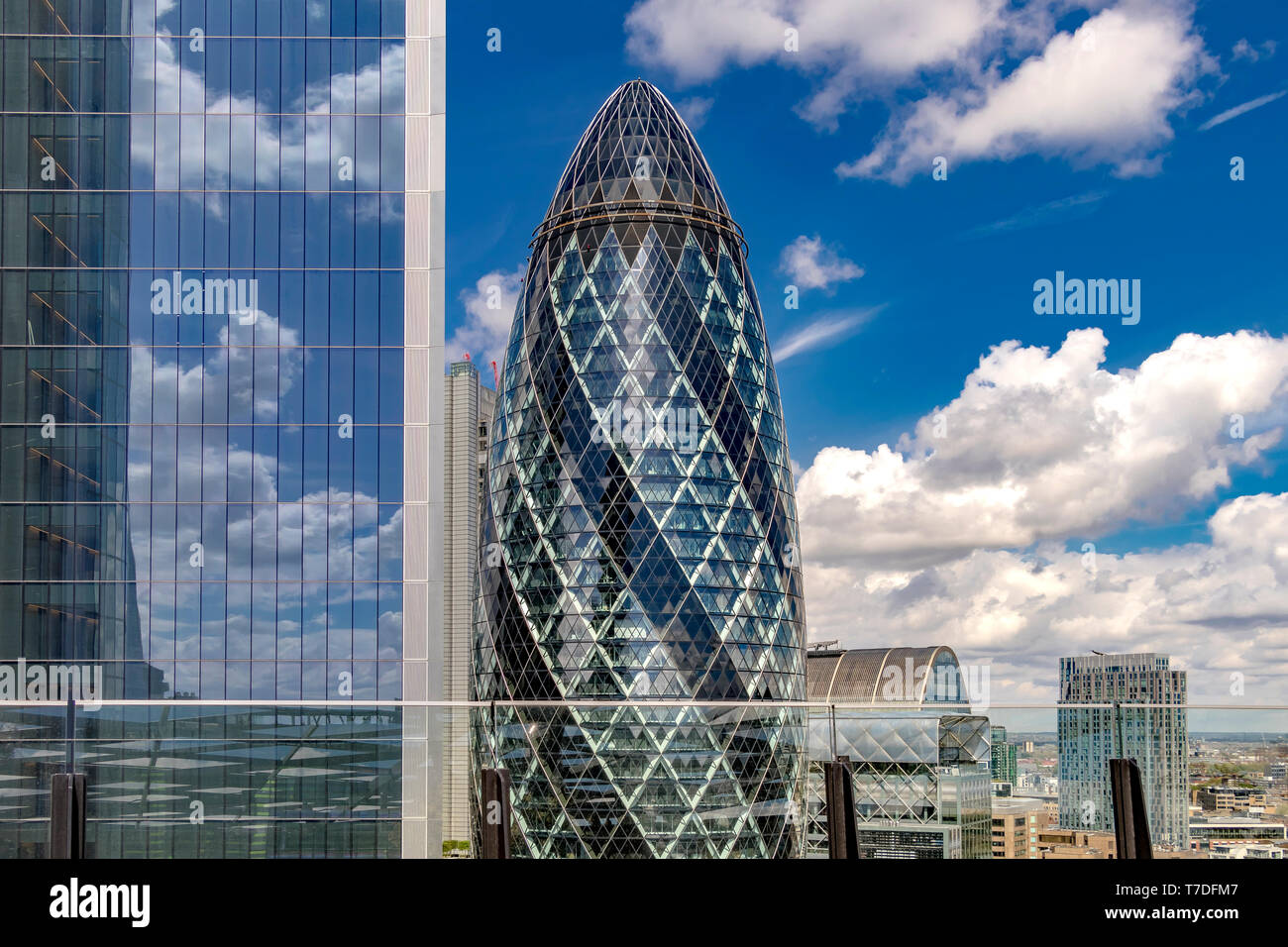 Il Gherkin dal Giardino a 120 Fenchurch St, una terrazza sul tetto nella Città di Londra, Londra, Regno Unito Foto Stock