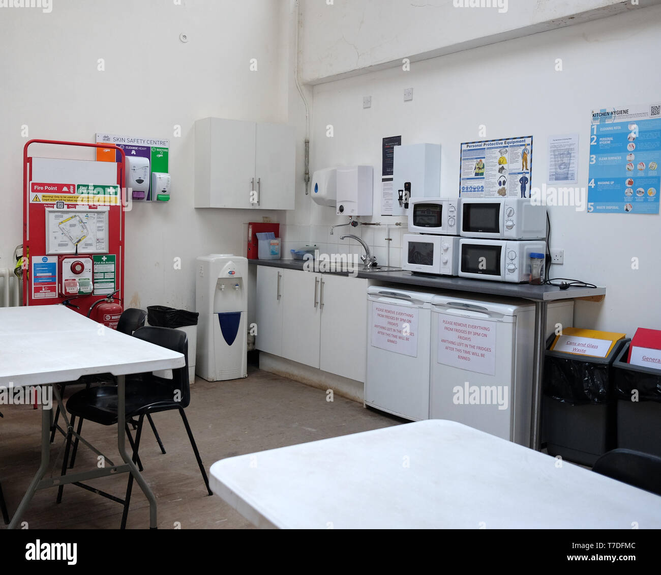 Maggio 2019 - sito in costruzione i lavoratori modifica di disordine e camera con appesi cappotti Foto Stock