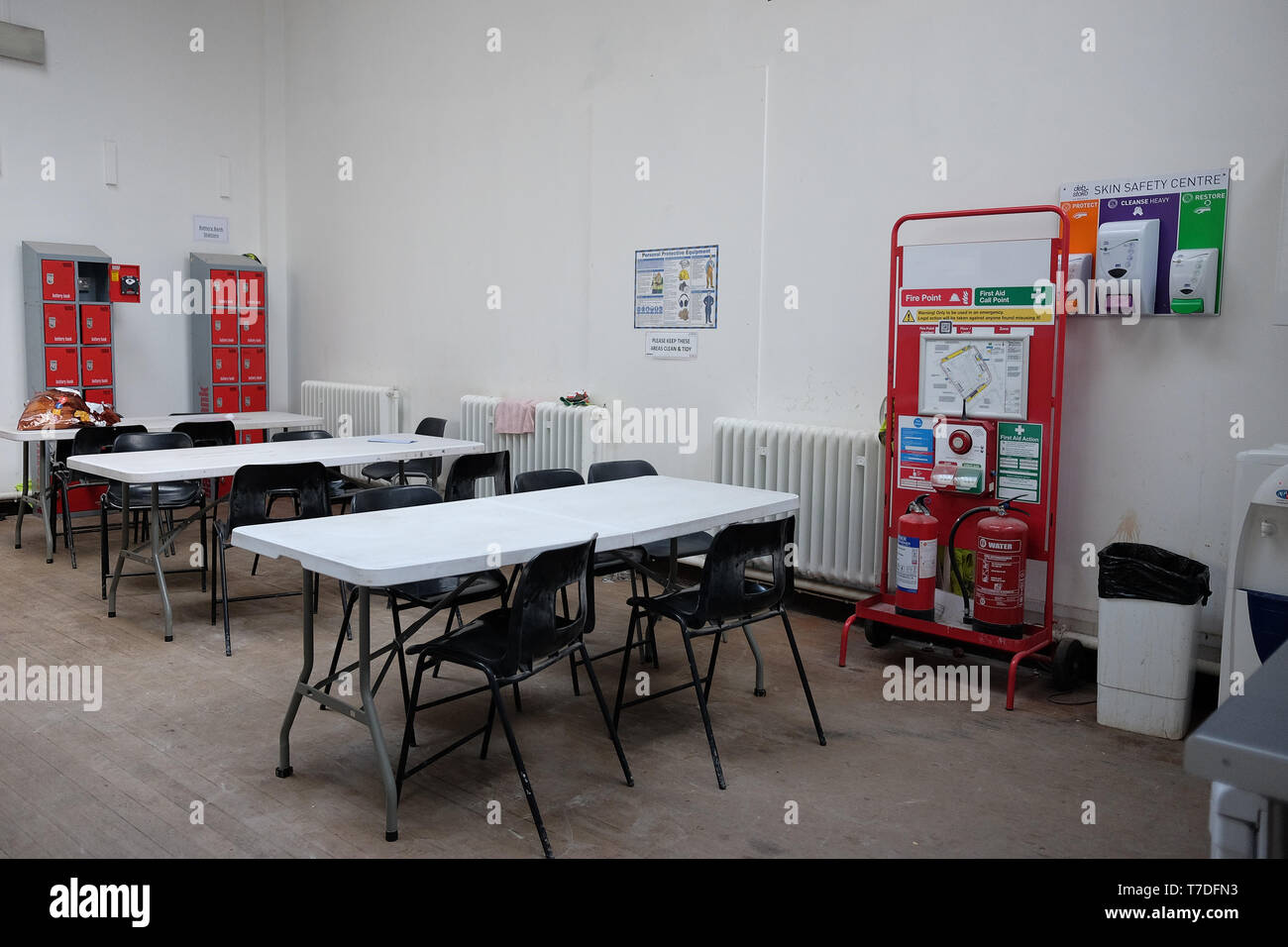 Maggio 2019 - sito in costruzione i lavoratori modifica di disordine e camera con appesi cappotti Foto Stock