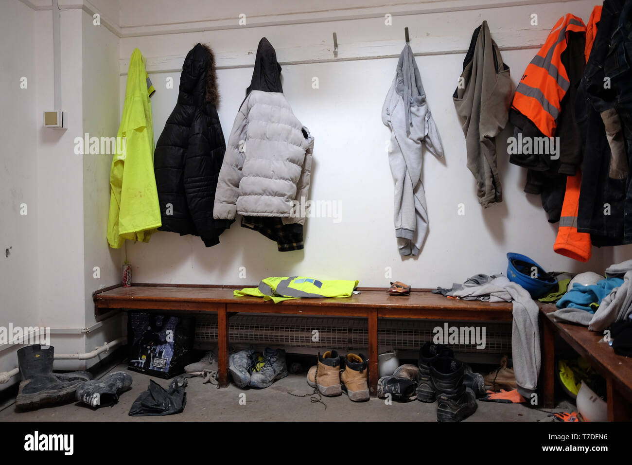 Maggio 2019 - sito in costruzione i lavoratori modifica di disordine e camera con appesi cappotti Foto Stock