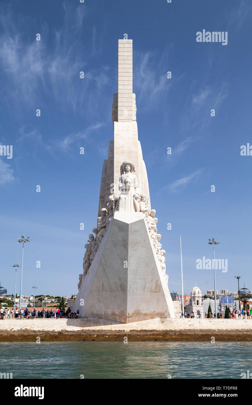 Lisbona, Portogallo - Agosto 15, 2017: il turista di passaggio a piedi vicino al Monumento delle Scoperte sulla riva nord del fiume Tagus estuary, Lisbona Foto Stock