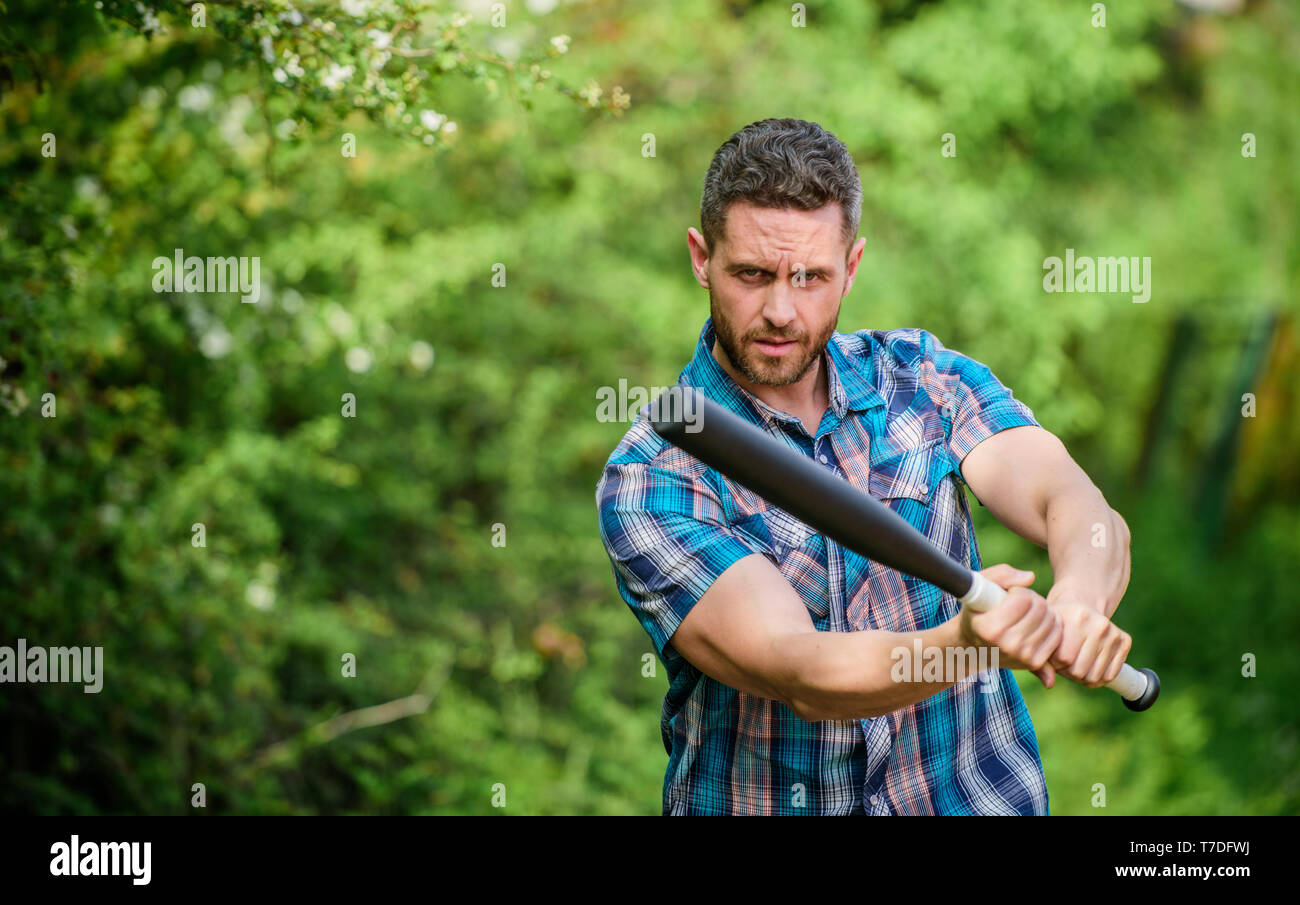 Io sono un criminale. outdoor sport attività. Hooligan uomo colpisce la bat. Bandit gang e conflitto. di aggressione e di rabbia. Piena di energia muscolare barba lunga lotta contro l'uomo. l'uomo con la mazza da baseball. Essere forte. Foto Stock