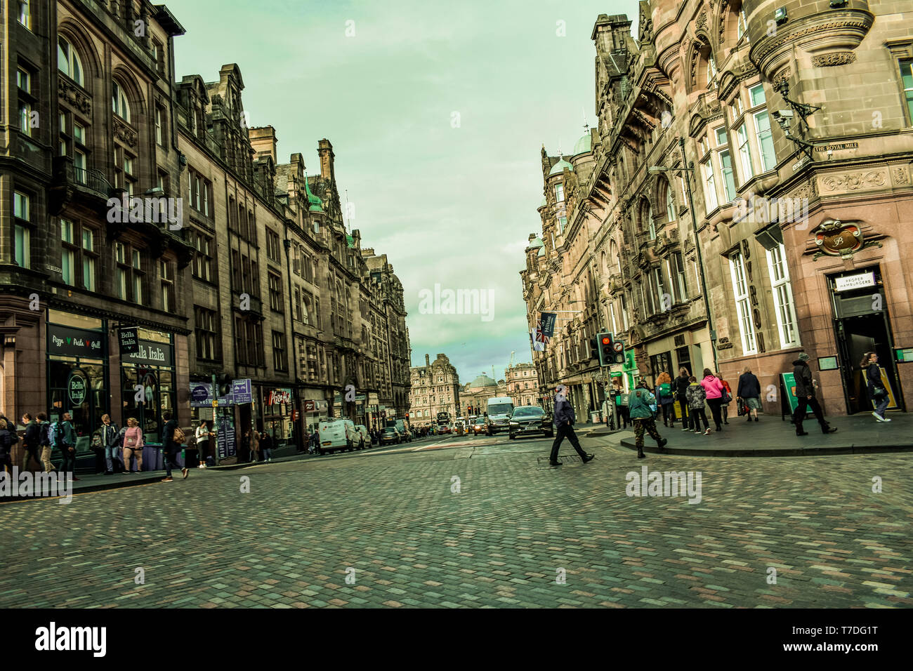 Edimburgo, Scozia - 11/30/2018: Le persone sono a piedi verso il basso il Princes Street di Edimburgo, Foto Stock