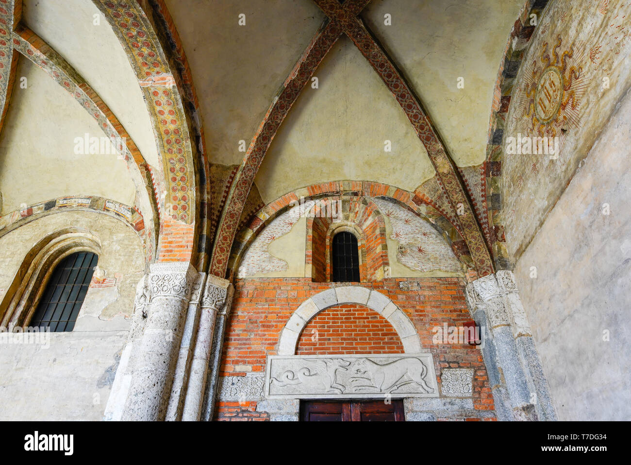 Il bassorilievo nella Basilica di Sant'Ambrogio, Milano, lombardia, italia. Foto Stock