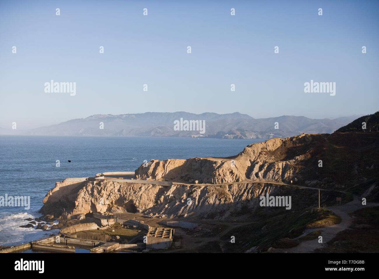 Scogliere lungo una costa rocciosa. Foto Stock