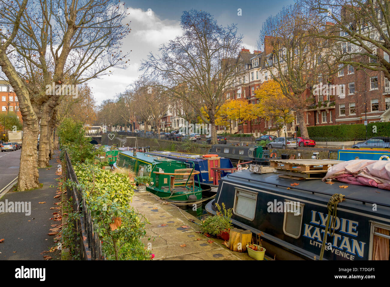 Narrow Boats ormeggiate lungo il sentiero del Canal Grande Union vicino a Little Venice London, Regno Unito Foto Stock